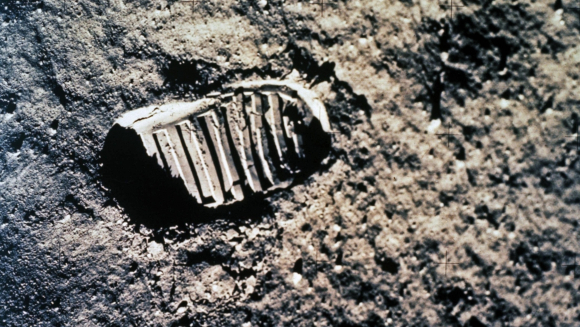 העקבות משתמרים היטב בחול בזכות החספוס של הגרגירים. טביעת המגף של באז אולדרין באפולו 11 | צילום: NASA