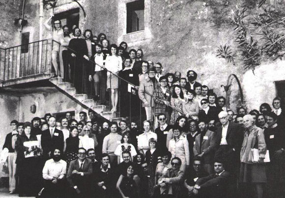 קשרים מאחורי מסך הברזל: הודג'קין למטה מימין עם בוריס ויינשטיין, מהקריסטלוגרפים הבולטים בברית המועצות בכינוס בסיציליה, 1976. עדה יונת בראש המדרגות, מוסתרת חלקית | צילום באדיבות עדה יונת