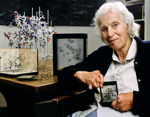 הודג'קין עם דגמים של חלק מהמולקולות שאת המבנה שלהן היא פענחה | צילום: CORBIN O'GRADY STUDIO / SCIENCE PHOTO LIBRARY