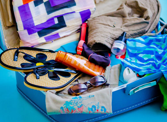 לא לשכוח לארוז קרם הגנה. מזוודה עם ציוד לחופשה | מקור: Photo Science Library