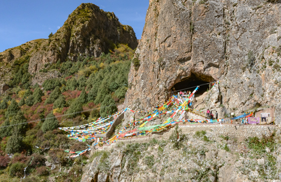 הכניסה למערה, מכוסה בדגלי תפילה | צילום: דונג-ז'ו ז'אנג