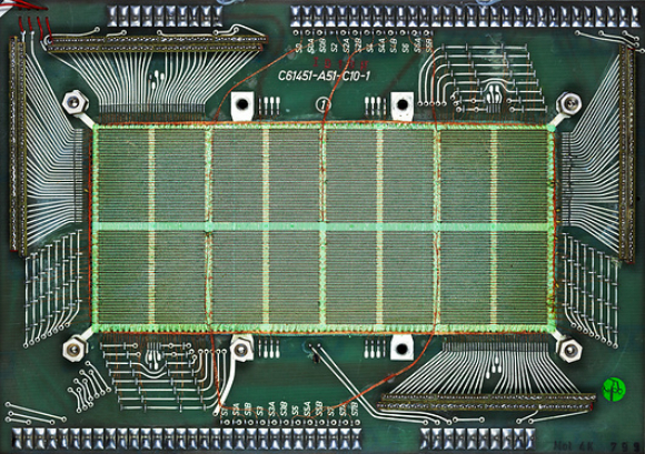 זיכרון מגנטי של מחשב מהעידן שלפני המיקרו-מעבדים | צילום: PASIEKA / SCIENCE PHOTO LIBRARY
