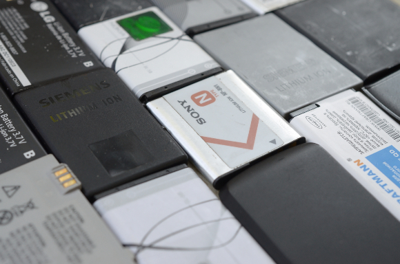 סוללות ליתיום-יון של טלפונים ומכשירים אחרים | צילום: Mehaniq, Shutterstock