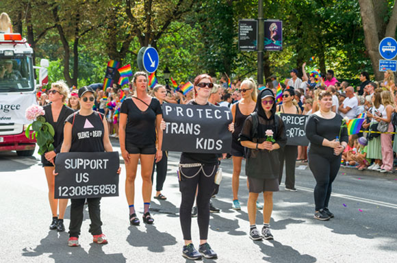 מפגינים למען הגנה על ילדי טרנס במצעד הגאווה בסטוקהולם, בירת שוודיה, ב-2018 | צילום: Shutterstock