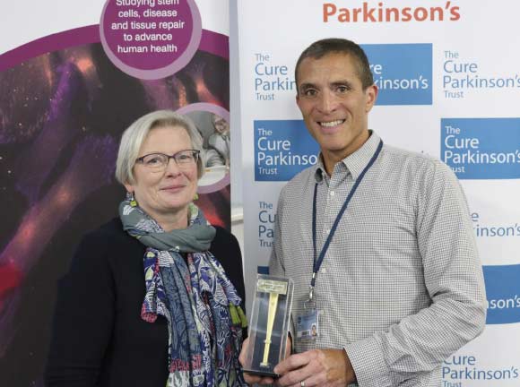 ג'וי מילן, "האישה שמריחה פרקינסון", והחוקר טילו קונת | מקור: Robin Morton, Centre for Regenerative Medicine, The University of Edinburgh (CC BY-ND)