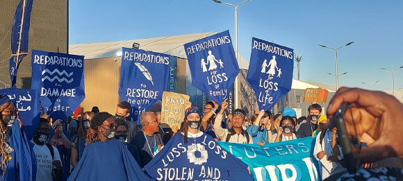 "פיצויים על אובדן חיים ומשפחה": שלטים בהפגנה בוועידת האקלים | צילום: יונת אשחר