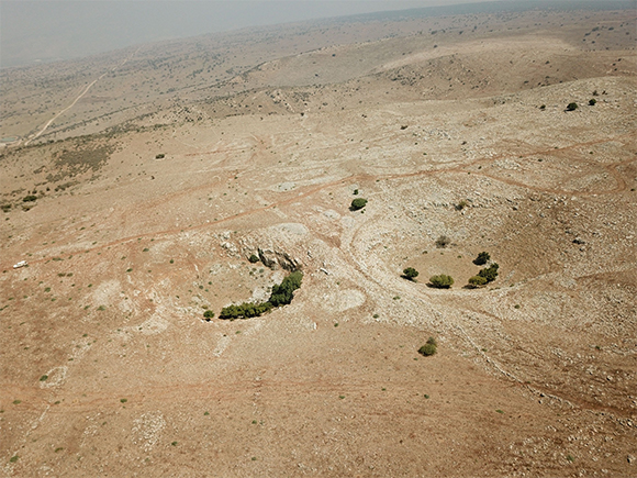 חלק מהג'ובות אינן במישורי הבזלת, אלא במחשופי סלעי המשקע ממערב להם. שתיים מהג'ובות בסלעי המשקע| צילום: פרופ' עודד אהרונסון, מכון ויצמן למדע