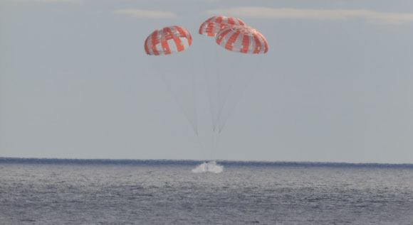 החללית אוריון פוגעת במים