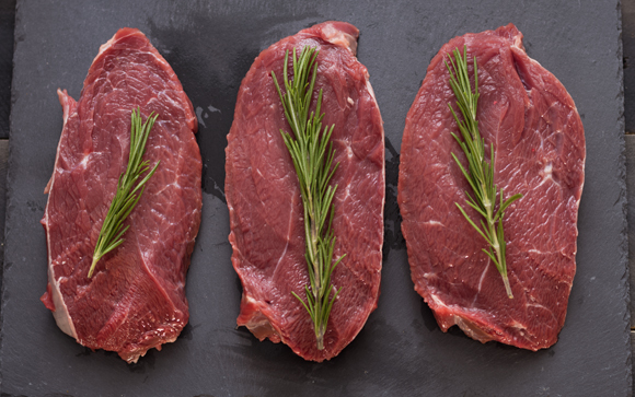 החיידקים מסוגלים להחזיק מעמד שנים בהקפאה, ולהתרבות במהירות כשהבשר מפשיר. נתחי בשר | צילום: Shutterstock