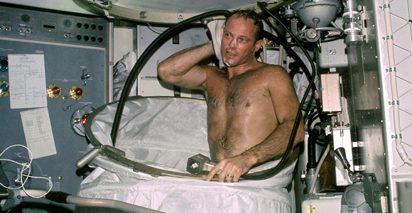 תנאי דה-לוקס בהשוואה למשימות קודמות. האסטרונאוט ג'ק לוזמה במקלחת של סקיילאב | צילום: NASA