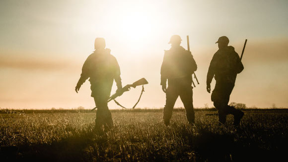 שלושה ציידים בשדה | Shutterstock, kkhrustov