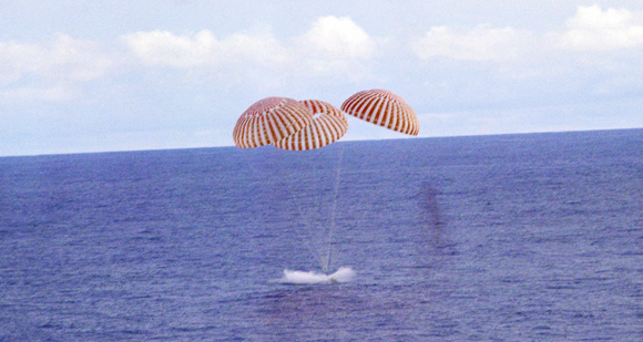 סוף טוב. אפולו 13 צונחת בשלום במי האוקיינוס השקט, אחרי ארבעה ימים קשים ומטלטלים | צילום: NASA