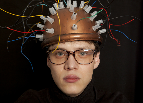 האם בדיקת הפעילות המוחית תספק גלאי שקר אמין יותר? הדמיה של מכשיר לקראת מחשבות | צילום: Shutterstock