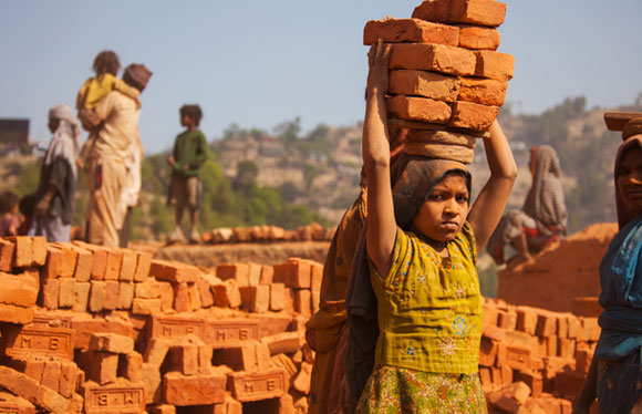 ילדה נפאלית עובדת במפעל לבנים | StanislavBeloglazov, SPL