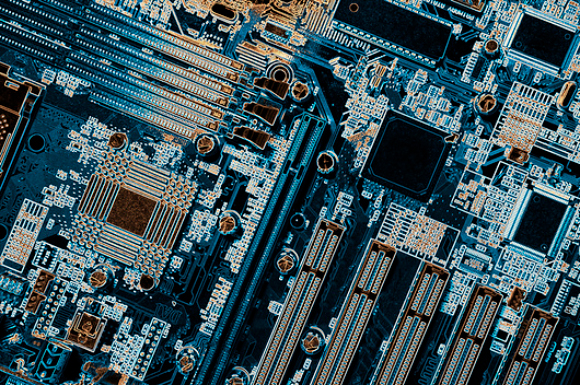 שבב מחשב עם רכיבים ממוזערים | צילום: CHRISTIAN LAGEREK / SCIENCE PHOTO LIBRARY