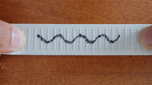 התפשטות היקום גורמת להתארכות אורכי הגל לכיוון האור האדום, ואפשר להדגים את זה עם מתיחת סרט אלסטי | מקור: NASA/JPL-Caltech