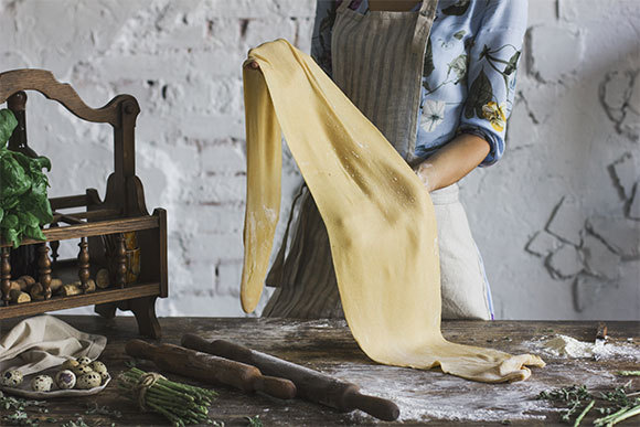 אישה מכינה בצק לפסטה | Shutterstock, Galina Zhigalova