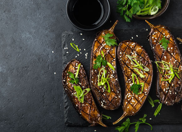 חצילים קלויים על גריל | צילום: Anna Shepulova, Shutterstock