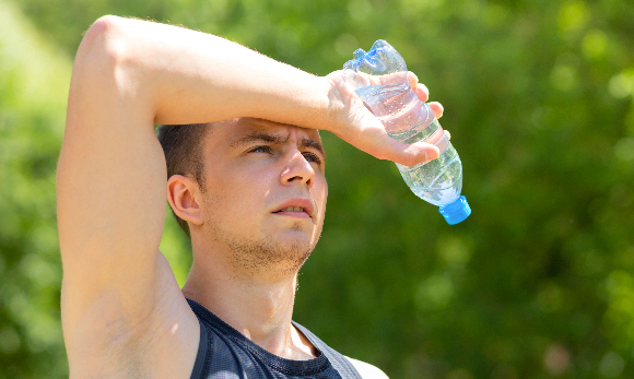אדם בפעילות גופנית עם בקבוק מים | Shutterstock, ElenaYakimova