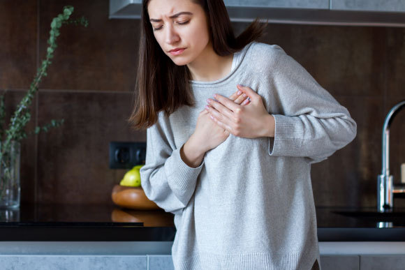 אילוסטרציה של אישה הלוקה בהתקף לב | Shutterstock, Monstar Studio