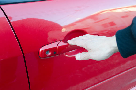 אדם פותח דלת של מכונית | צילום: LFO62, Shutterstock