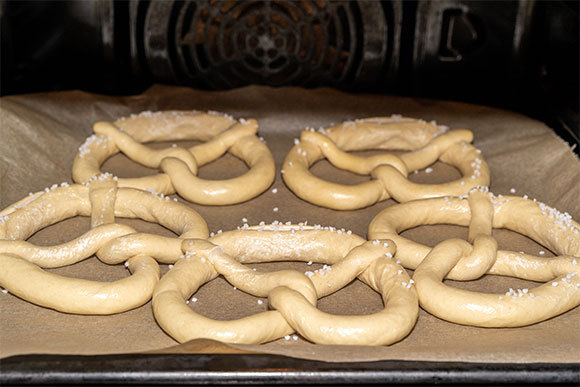 פרעצלים אחרי הבישול בדרך לתנור | צילום: Mentor Beqiri, Shutterstock