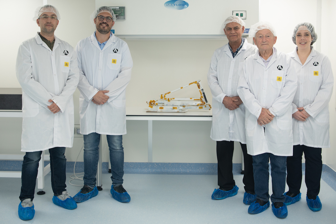 עובדים של אסטרוסקייל ישראל בחדר הנקי של החברה במעבדה בתל אביב | צילום: דויטה דהן