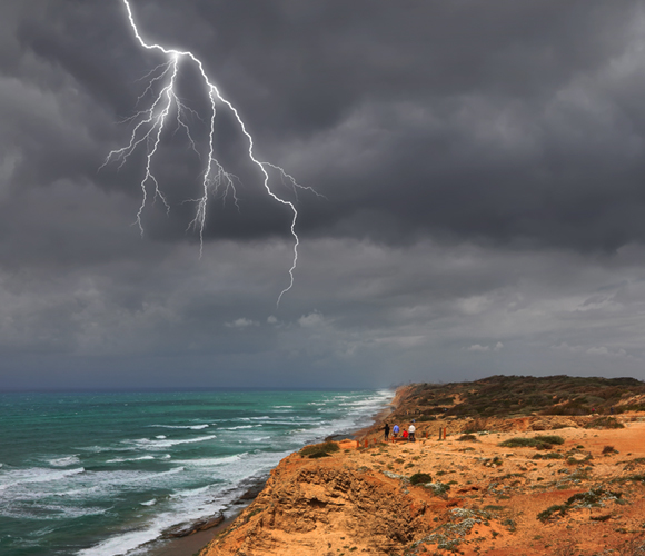 גם הקרבה לים משפיעה על האקלים המקומי, כי הוא מאדה מים שיוצרים עננים. גשם בחוף הים | צילום: Shutterstock