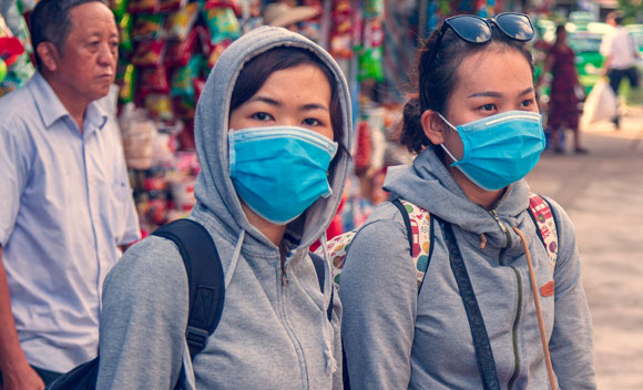 עד שיימצא חיסון, ההגנה הטובה ביותר היא מניעת הדבקה. צעירות בווייטנאם עם מסכות פנים | צילום: Shutterstock