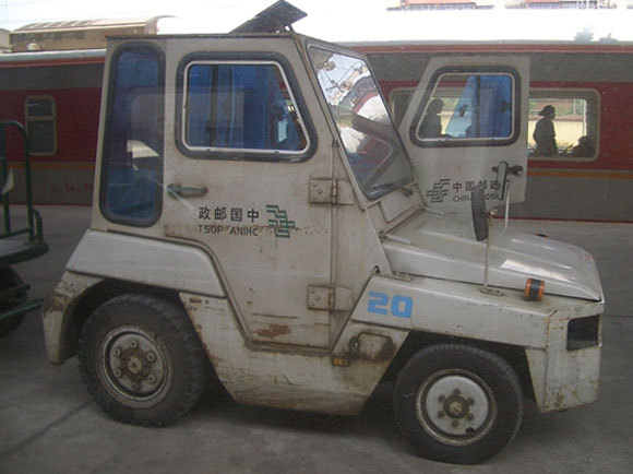 משאית דואר סינית: הכתב על הדלתות הוא תמיד מחזית הרכב קדימה, ולכן בדלת הימנית הכתב מופיע מימין לשמאל – כולל באנגלית: TSOP ANIHC | ויקיפדיה, Vmenkov