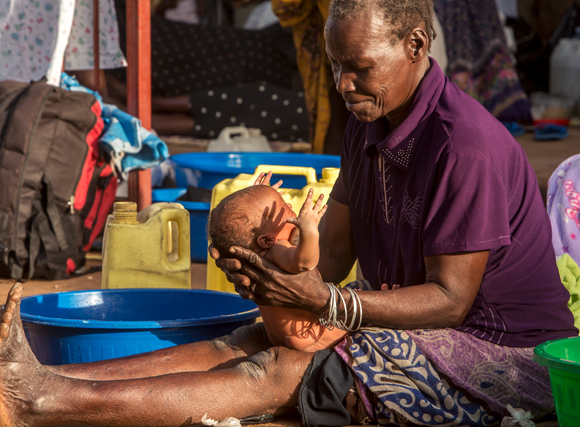 לא מספיק שהסבתא תהיה בחיים, היא צריכה להיות מעורבת בחיי הנכדים כדי להשפיע | צילום: Science Photo Library