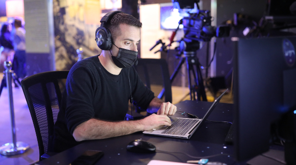 מגשימים את החלום של רונה רמון. רן לבנה, מנכ"ל קרן רמון בחדר הבקרה של משימת "רקיע" | צילום: אלעד מלכה, קרן רמון