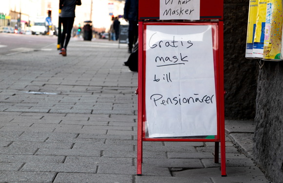 צריך לנסות להאט ככל האפשר את התפשטות המגפה. שלט מחוץ לחנות שמציעה מסכות הגנה חינם לפנסיונרים | איור: Susie Hedberg, Shutterstock