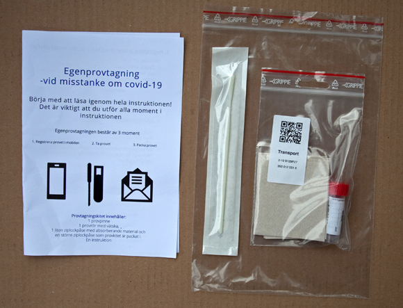 גם בני משפחה של חולים נדרשים לבודד את עצמם. ערכה לבדיקה עצמית לקורונה שחולקה בסטוקהולם | צילום: Daniel Holking, Shutterstock