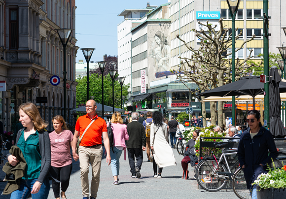 לא הוטל סגר, אך ההגבלות הוחמרו. אנשים ברחובות העיר השוודית מאלמה ביוני 2020 | צילום: Dan Manila, Shutterstock