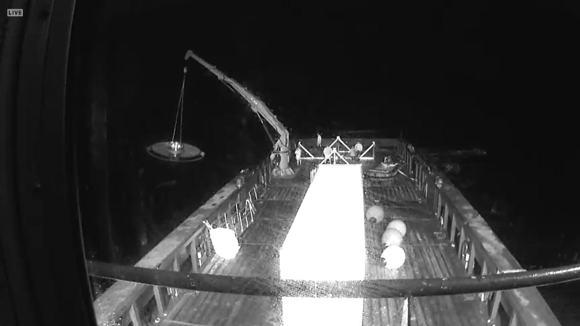 כיתוב: נראה שהניסוי הסתיים בהצלחה. מגן החום החדש מועלה לספינת האיסוף באוקיינוס השקט | צילום: NASA