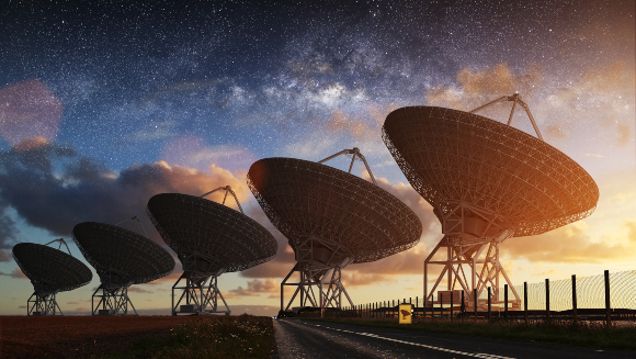 אנטנות של טלסקופ רדיו על רקע שביל החלב