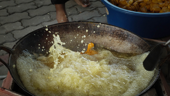 זהירות, שמן ניתז לכל עבר בזמן טיגון