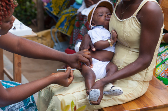 חיסון של ילדה באפריקה. צילום: S.CAILLET / BSIP / SCIENCE PHOTO LIBRARY