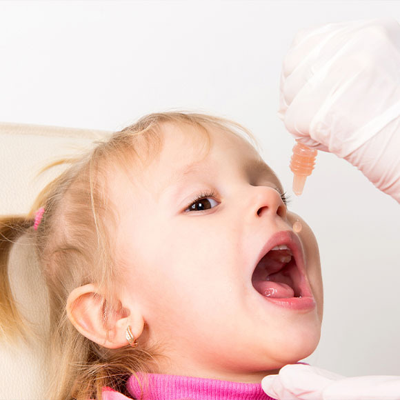 ילדה מקבלת חיסון חי-מוחלש נגד פוליו דרך הפה | Fomin Serhii, Shutterstock