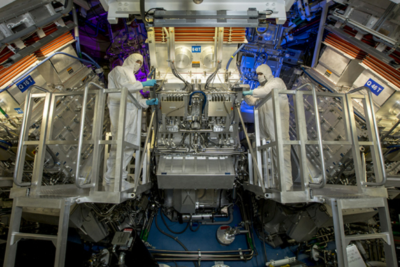 טכנאים בוחנים את אתר המטרה במתקן NIF