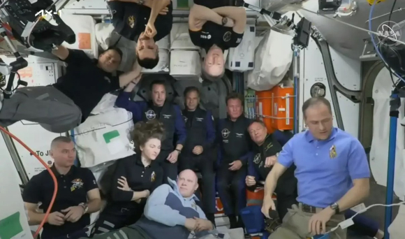 פחות ניסויים, יותר זמן הסתגלות. סטיבה (במרכז) עם צוות AX-1 וכל צוות תחנת החלל הבינלאומית | צילום מסך מסרטון הפרידה מתחנת החלל