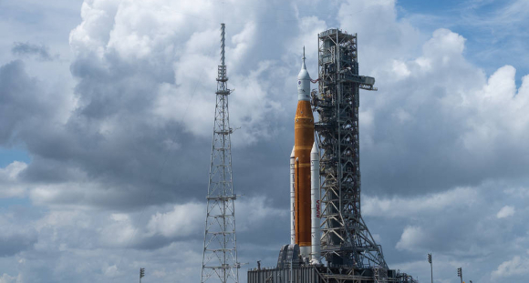 טיל SLS עם חללית אוריון בראשו על כן השיגור בקייפ קנברל | צילום: NASA/Joel Kowsky