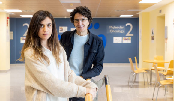שניים מהחוקרים במרכז הלאומי לחקר הסרטן במדריד, קרולינה וייארויה ומרקוס מלומברס