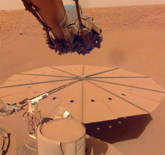 אחד משני קולטי השמש העגולים של Insight, מכוסה באבק האדמדם של מאדים | צילום: NASA/JPL-Caltech