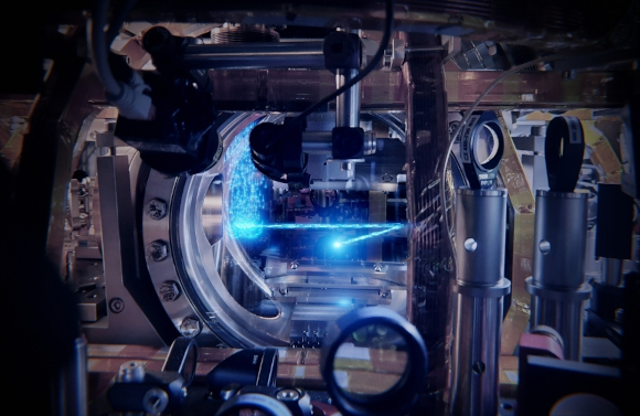 אטומים (כחול) מובלים למעובה בוז-איינשטיין במרכז, במציאות האטומים לא נראים לעין | מקור תמונה: University of Amsterdam/Scixel