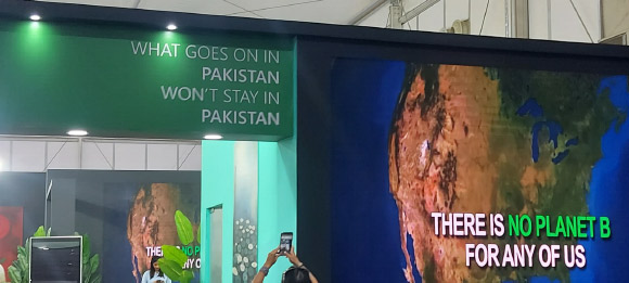 שלט בוועידת האקלים המזהיר מפני הפגיעה הלגובלית של נזקי האקלים למדינות עניות | צילום: יונת אשחר