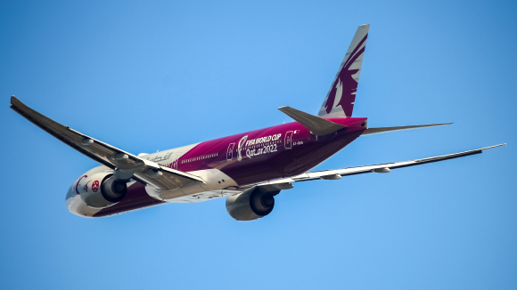 מטוס עם הלוגו של מונדיאל קטאר 2022 | צילום: Bradley Caslin, Shutterstock