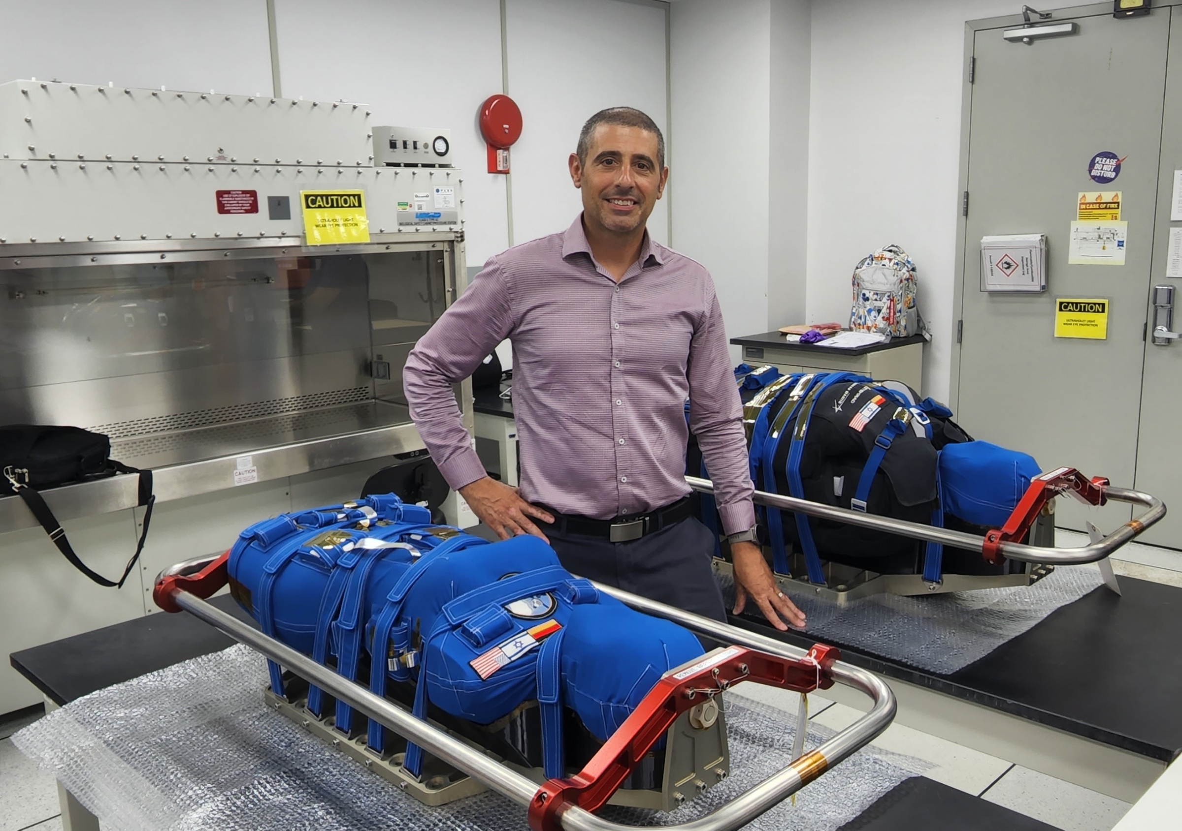 ​בהתחלה זה נשמע הזיה, אבל בסוף זה קורה. מילשטיין עם הלגה (קרובה למצלמה) וזוהר מאחור עם אפוד המגן, בדרכן לחללית אוריון ולירח | צילום: StemRad