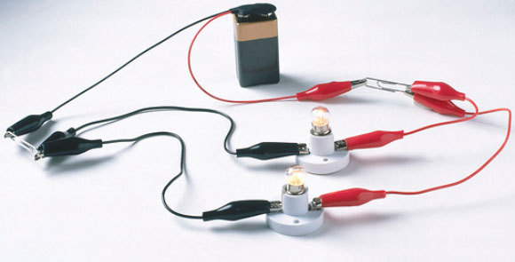 מעגל חשמלי בטור עם שתי נורות | DK Images, Science Photo Library